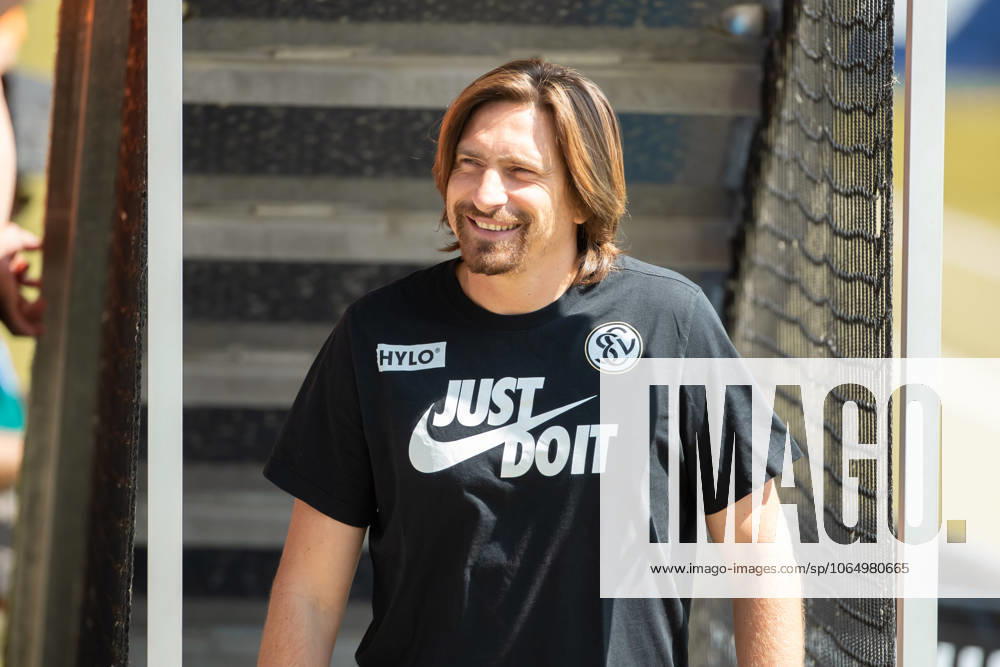 Trainer Vincent Wagner (SV 07 Elversberg) laechelt waehrend des Spiels der 2. Bundesliga zwischen VfL Bochum und SV 07 Elversberg, Vonovia Ruhrstadion am 10. August 2025 in Bochum, Deutschland. (Foto von Mario Hommes DeFodi Images) +++ Trainer Vincent Wagner (SV 07 Elversberg) smiles during the 2. Bundesliga match between VfL Bochum and SV 07 Elversberg at Vonovia Ruhrstadion on August 10, 2025 in Bochum, Germany. (Photo by Mario Hommes DeFodi Images)