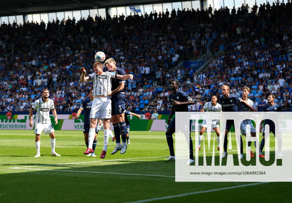 Florian Le Joncour (SV Elversberg, 3) und Philipp Strompf (VfL Bochum 1848, 3) GER, VfL Bochum 1848 vs SV Elversberg, Fussball, 2. Bundesliga, 2. Spieltag, Saison 2025 2026, 10.08.2025 DFL REGULATIONS PROHIBIT ANY USE OF PHOTOGRAPHS AS IMAGE SEQUENCES AND OR QUASI-VIDEO GER, VfL Bochum 1848 vs SV Elversberg, Fussball, 2. Bundesliga, 2. Spieltag, Saison 2025 2026, 10.08.2025 Bochum