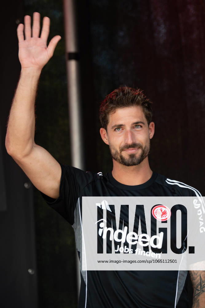 2025.08.13 Familientag der Eintracht Frankfurt v.l., goalkeeper, Torwart Kevin Trapp (Eintracht Frankfurt) begrüsst die Fans