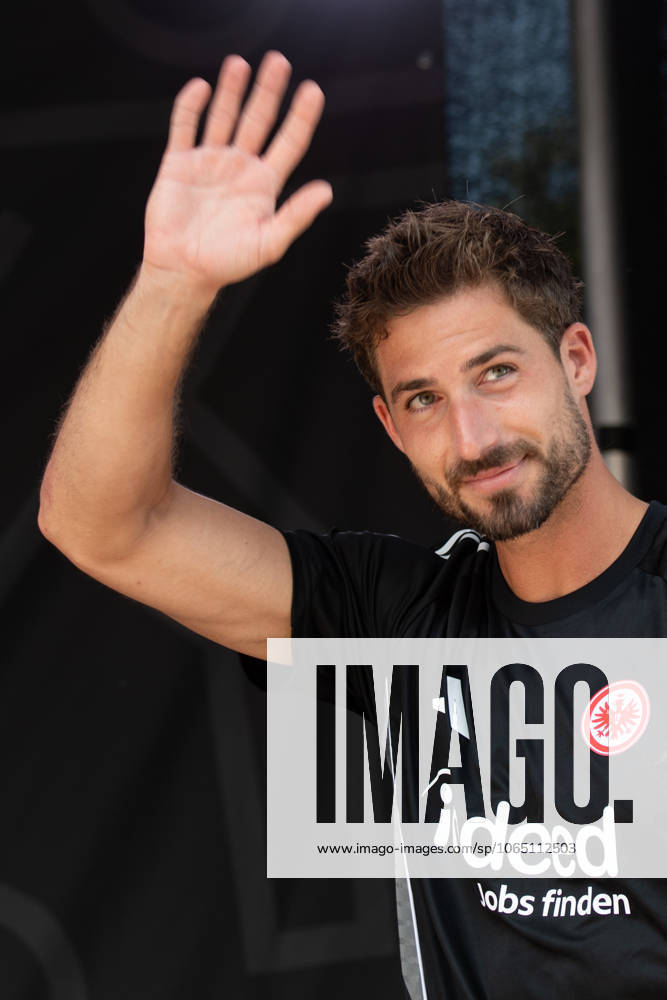 2025.08.13 Familientag der Eintracht Frankfurt v.l., goalkeeper, Torwart Kevin Trapp (Eintracht Frankfurt) begrüsst die Fans