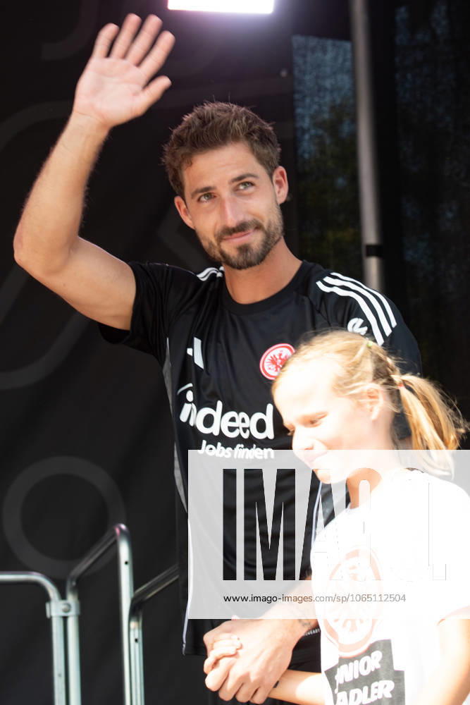 2025.08.13 Familientag der Eintracht Frankfurt v.l., goalkeeper, Torwart Kevin Trapp (Eintracht Frankfurt) begrüsst die Fans