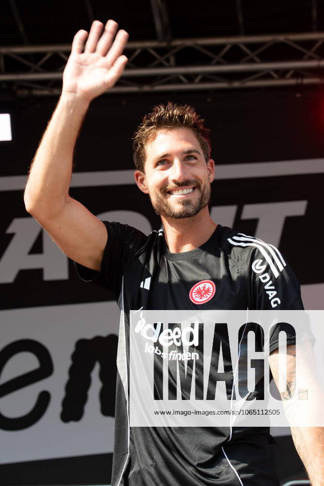 2025.08.13 Familientag der Eintracht Frankfurt v.l., goalkeeper, Torwart Kevin Trapp (Eintracht Frankfurt) begrüsst die Fans