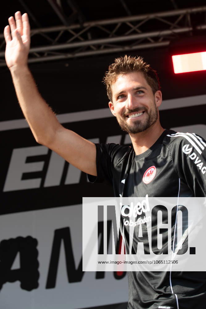 2025.08.13 Familientag der Eintracht Frankfurt v.l., goalkeeper, Torwart Kevin Trapp (Eintracht Frankfurt) begrüsst die Fans