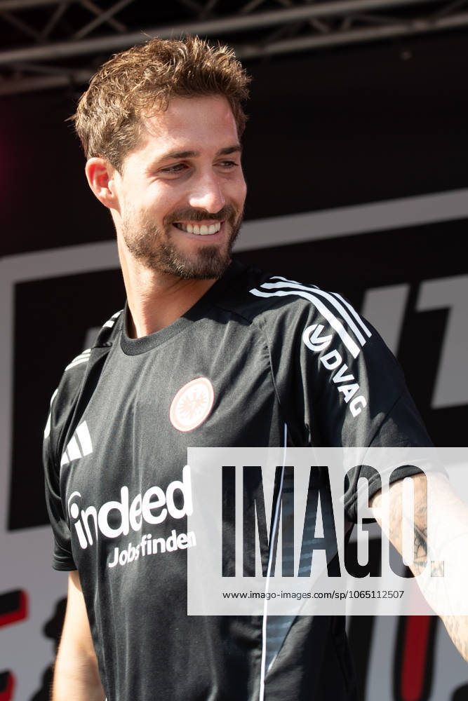 2025.08.13 Familientag der Eintracht Frankfurt v.l., goalkeeper, Torwart Kevin Trapp (Eintracht Frankfurt) begrüsst die Fans
