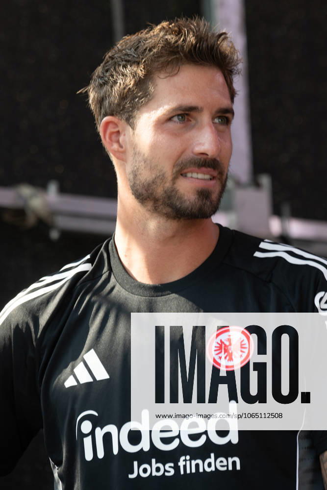 2025.08.13 Familientag der Eintracht Frankfurt v.l., goalkeeper, Torwart Kevin Trapp (Eintracht Frankfurt) begrüsst die Fans