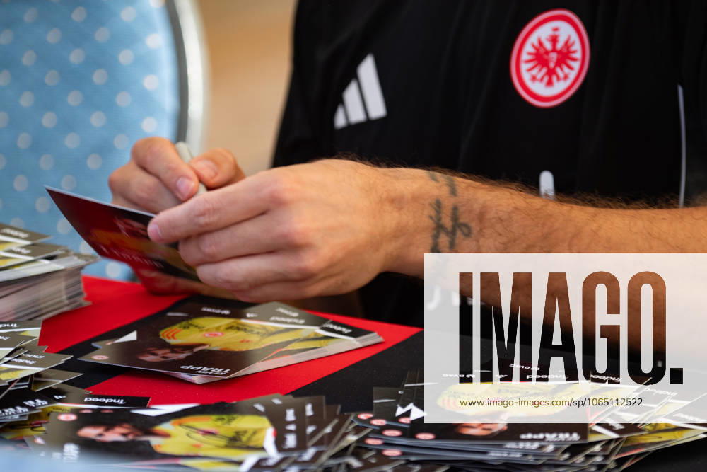 2025.08.13 Familientag der Eintracht Frankfurt v.l., goalkeeper, Torwart Kevin Trapp (Eintracht Frankfurt), schreibt Autogramme