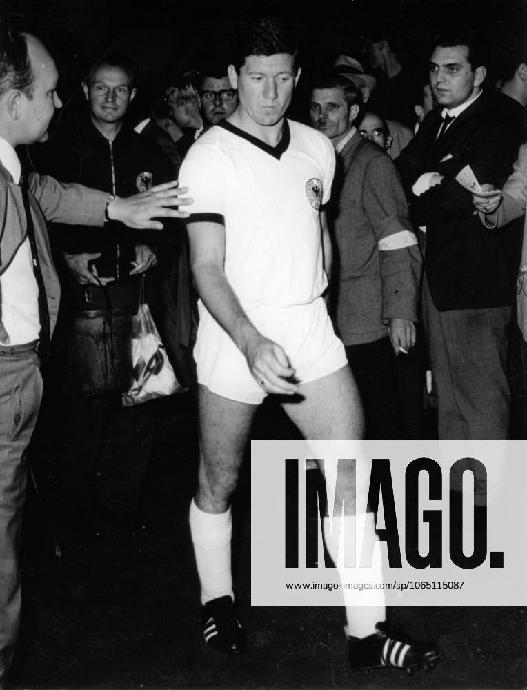 Fussballlaenderspiel Testspiel Deutschland - Chelsea London 3:2 (0:2) U.B.z. etwas nachdenklich betritt Horst Szymaniak nach der Halbzeitpause das Spielfeld. 17.08.1965 in Essen (Georg-Melches-Stadion) - Deutschland