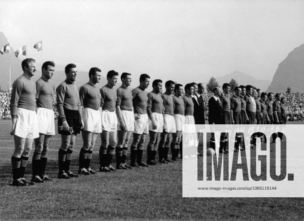 Fussballweltmeisterschaft in der Schweiz Finalrunde Gruppe 4 Italien - Belgien 4:1 (1:0) U.B.z. vorn die Mannschaft von Italien und hinten die Belgier. V.l. die Italiener Gino Capello, Carlo Galli, Giorgio Ghezzi, Omero Tognon, Amleto Frignani, Ardico Magnini, Fulvio Nesti, Giovanni Giacomazzi, Maino Nero, Benito Lorenzi, Egisto Pandolfini, Linienrichter, Schiedsrichter Steiner (AUT), Linienrichter und die Belgier Joeseph Mermans, Leopold Anoul, Louis Carre, Marcel Dries, Leopold Gernaey, Hippolite van den Bosch, Victor Mees, Alfons van Brandt, Henri Coppens, Pieters van den Bosch und Costant Huysmans. 20.06.1954 in Lugano (Stadion Cornaredo) - Schweiz