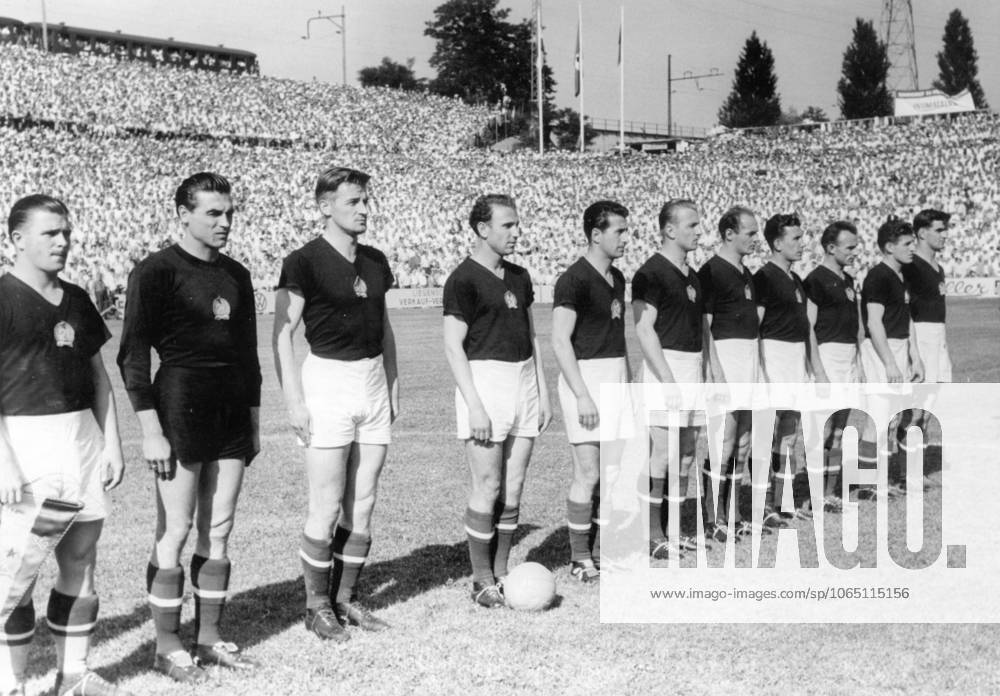 Fussballweltmeisterschaft in der Schweiz Achtelfinale Ungarn - Deutschland 8:3 (3:1) Die Mannschaft von Ungarn. U.B.z. v.l. Ferenc Puskas, Gyula Grosics, Gyula Lorant, Nandor Hidegkuti, Jozsef Bozsik, Mihaly Lantos, Jeno Buzanski, Jozsef Zakarias, Jozsef Toth, Zoltan Czibor und Sandor Kocsis. 20.06.1954 in Basel (St.-Jakob-Stadion) - Schweiz