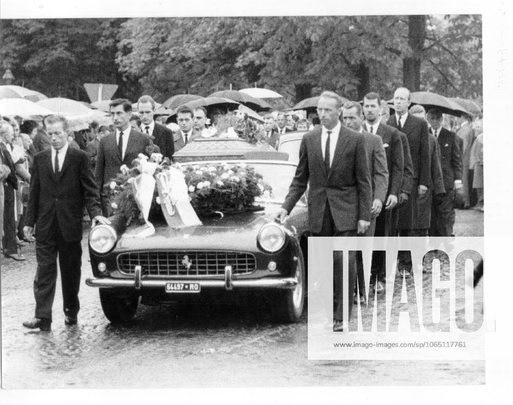 Motorsport Formel 1 Beerdigung des in Monza toedlich verunglueckten Rennfahrers Wolfgang Graf Berghe von Trips (Deutschland) U.B.z. den Trauerzug auf dem Weg zum Friedhof, am Sarg die Rennfahrer (links) Richie Ginther (USA), Gunter Till, Hans Hermann (Deutschland), (rechts) Edgar Barth (Deutschland), Phil Hill (USA), Joakim Bonnier (Schweden), Fritz Huschke von Hanstein (Deutschland), dahinter der Wagen mit den Eltern des Toten 14.09.1961 in Horrem bei Koeln - Deutschland