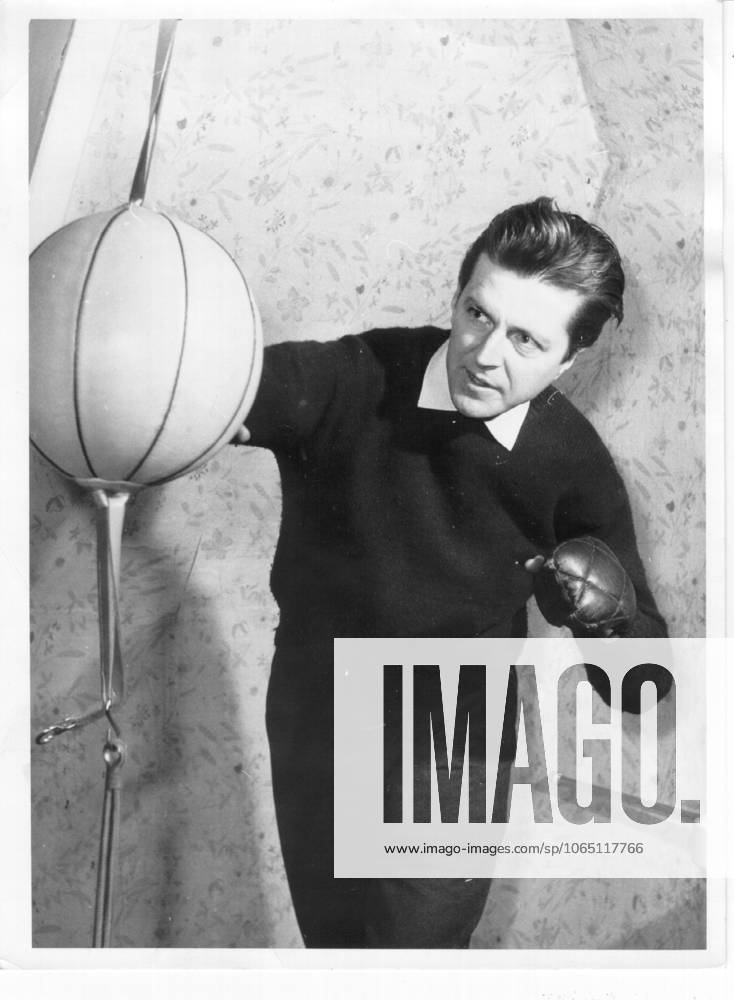 Motorsport Formel 1 U.B.z. Wolfgang Graf Berghe von Trips (Deutschland): die Arbeit am Sandsack und am Punchingball gehoert im Winter zu seinem taeglichen Konditionstraining 13.01.1959 auf der Burg Hemmersbach in Horrem (bei Koeln) - Deutschland