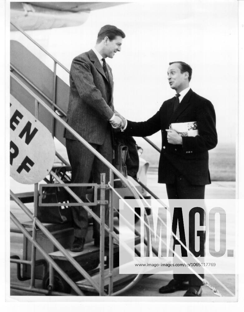 Motorsport Formel 1 Wolfgang Graf Berghe von Trips (links Deutschland) flog heute nach Hollywood, wo er an einem Grand-Prix-Rennen teilnehmen wird, rechts Wolfgang Seidel (Deutschland) 13.11.1960 auf dem Duesseldorfer Flughafen Lohausen - Deutschland
