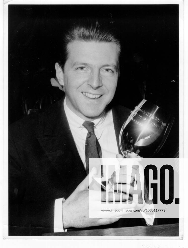 Motorsport Formel 1 Meisterehrung des ADAC U.B.z. Europa-Bergmeister Wolfgang Graf Berghe von Trips (Deutschland) mit der Ehrengabe des ADAC, Portrait 20.12.1958 in Duesseldorf (Plenarsaal des Landtags von Nordrhein-Westfalen) - Deutschland