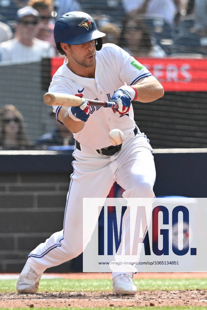 Toronto Blue Jays Ernie Clement (22) lays down a sacrifice bunt against the Chicago Cubs in seventh inning MLB, Baseball Herren, USA baseball game action in Toronto on Thursday, August 14, 2025. Ernie Clement - ZUMAc35_ 20250814_zaf_c35_114