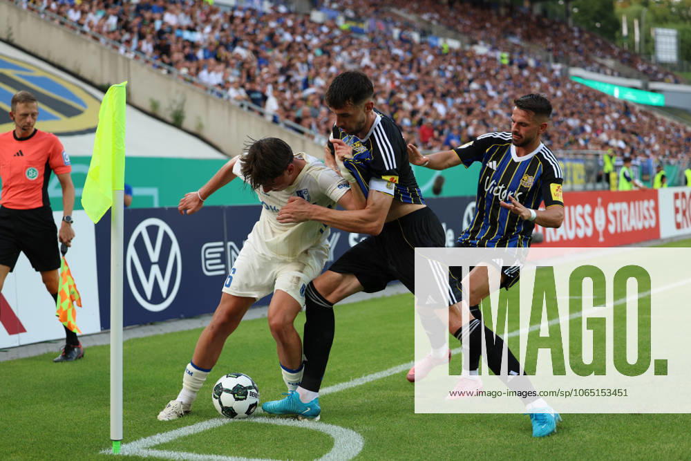 Fussball DFB Pokal 1.Runde, 1.FC Saarbruecken - 1.FC Magdeburg v.l. Dariusz Stalmach (1.FC Magdeburg) Sven Sonnenberg (1.FC Saarbruecken) Zweikampf, Aktion, action, battle for the ball Kasim Rabihic (1.FC Saarbruecken) Saarbruecken