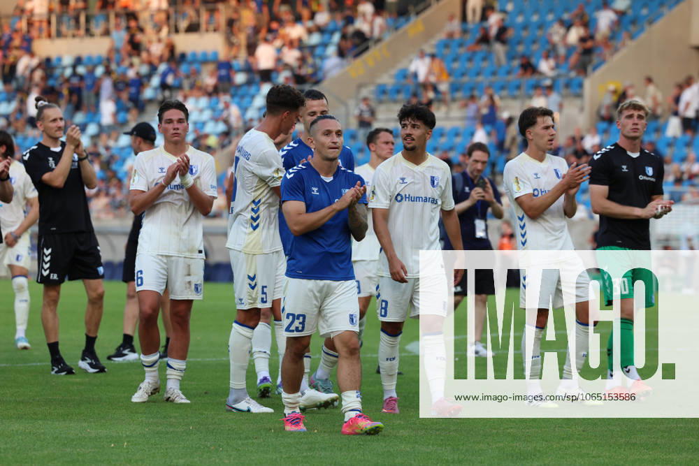 Fussball DFB Pokal 1.Runde, 1.FC Saarbruecken - 1.FC Magdeburg v.l. FC Magdeburg bedankt bedanken sich bei den Fans, the player thanks the fans for their support Baris Atik (1.FC Magdeburg) Saarbruecken