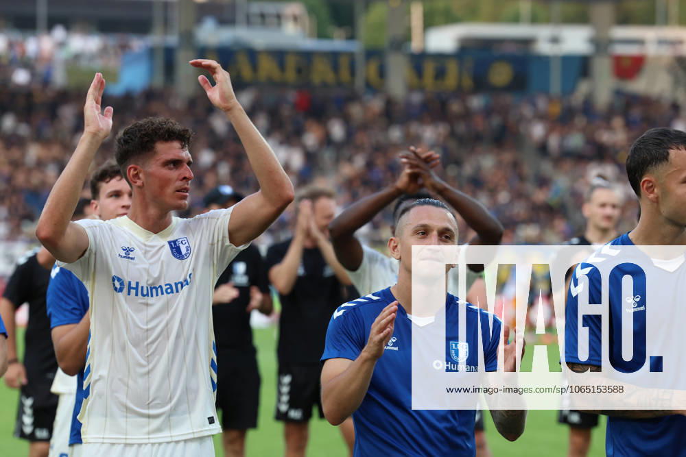 Fussball DFB Pokal 1.Runde, 1.FC Saarbruecken - 1.FC Magdeburg v.l. FC Magdeburg bedankt bedanken sich bei den Fans, the player thanks the fans for their support Baris Atik (1.FC Magdeburg) Saarbruecken