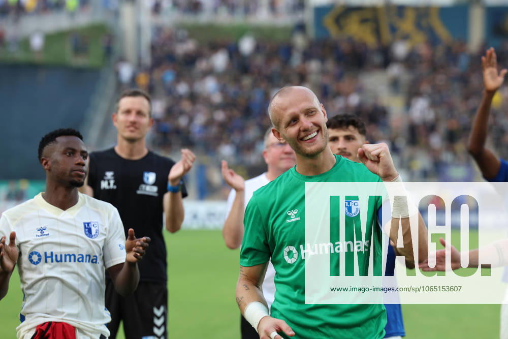 Fussball DFB Pokal 1.Runde, 1.FC Saarbruecken - 1.FC Magdeburg v.l. Dominik Reimann (1.FC Magdeburg) bedankt bedanken sich bei den Fans, the player thanks the fans for their support lacht, laechelt, positiv, zufrieden, laughs, smiles, positive, satisfied Saarbruecken