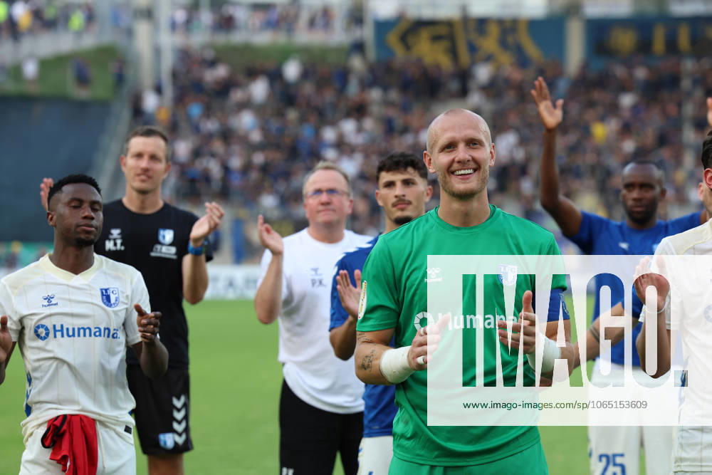 Fussball DFB Pokal 1.Runde, 1.FC Saarbruecken - 1.FC Magdeburg v.l. Dominik Reimann (1.FC Magdeburg) bedankt bedanken sich bei den Fans, the player thanks the fans for their support Saarbruecken