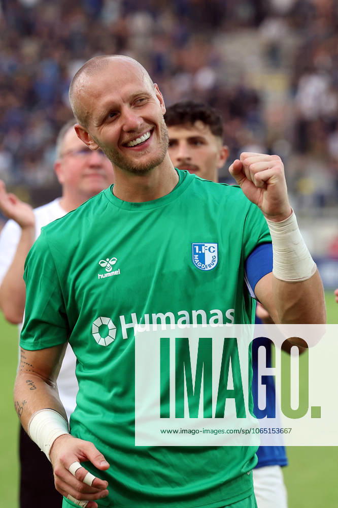 Fussball DFB Pokal 1.Runde, 1.FC Saarbruecken - 1.FC Magdeburg v.l. Dominik Reimann (1.FC Magdeburg) bejubelt den Sieg vor dem Gaesteblock Saarbruecken