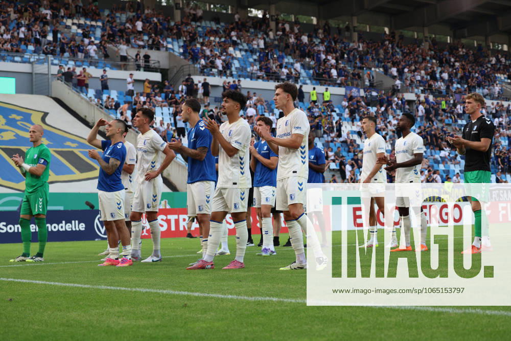Fussball DFB Pokal 1.Runde, 1.FC Saarbruecken - 1.FC Magdeburg v.l. FC Magdeburg bedankt bedanken sich bei den Fans, the player thanks the fans for their support Saarbruecken