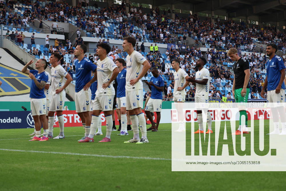 Fussball DFB Pokal 1.Runde, 1.FC Saarbruecken - 1.FC Magdeburg v.l. FC Magdeburg bedankt bedanken sich bei den Fans, the player thanks the fans for their support Baris Atik (1.FC Magdeburg) Saarbruecken