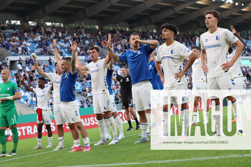 Fussball DFB Pokal 1.Runde, 1.FC Saarbruecken - 1.FC Magdeburg v.l. FC Magdeburg bedankt bedanken sich bei den Fans, the player thanks the fans for their support Baris Atik (1.FC Magdeburg) Saarbruecken