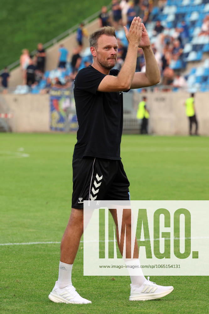 Fussball DFB Pokal 1.Runde, 1.FC Saarbruecken - 1.FC Magdeburg v.l. Markus Fiedler Trainer (1.FC Magdeburg) bedankt bedanken sich bei den Fans, the player thanks the fans for their support Saarbruecken
