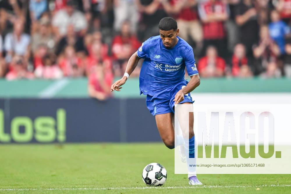 Amine Adli (Bayer Leverkusen) in Aktion, am Ball, Einzelaktion waehrend des DFB-Pokal 1 Runde Spiels zwichen SG Sonnenhof Großaspach v Bayer 04 Leverkusen, Wir machen Druck Arena am 15. August 2025 in Großaspach, Deutschland. (Foto von Harry Langer DeFodi Images) +++ Amine Adli (Bayer Leverkusen) controls the Ball during the DFB-Pokal 1 Runde match between SG Sonnenhof Großaspach v Bayer 04 Leverkusen at Wir machen Druck Arena on August 15, 2025 in Großaspach, Germany. (Photo by Harry Langer DeFodi Images) (Photo by Harry Langer DeFodi Images) DFB DFL REGULATIONS PROHIBIT ANY USE OF PHOTOGRAPHS AS IMAGE SEQUENCES AND OR QUASI-VIDEO.