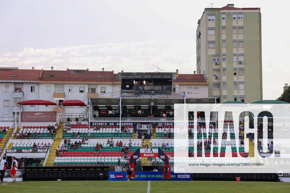 Portugal, Amadora, Lissabon 2025.08.16 2.Spieltag Liga Portugal Estrela Amadora - S.L.Benfica v.l., Innenansicht Estadio Jose Gomes, Haupttribüne