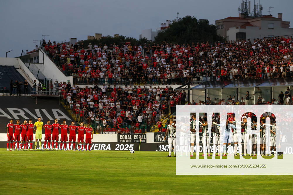 Portugal, Amadora, Lissabon 2025.08.16 2.Spieltag Liga Portugal Estrela Amadora - S.L.Benfica v.l., die Mannschaften machen eine Schweigeminute vor dem Spiel