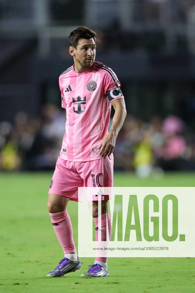 FT. LAUDERDALE, FL - AUGUST 16: Inter Miami forward Lionel Messi (10) looks on during the Major League Soccer match between Inter Miami CF and LA Galaxy at Chase Stadium in Fort Lauderdale, Florida, on August 16, 2025. (Photo by Chris Arjoon Icon Sportswire) SOCCER: AUG 16 MLS, Fussball Herren, USA Inter Miami CF vs LA Galaxy Icon25081600151