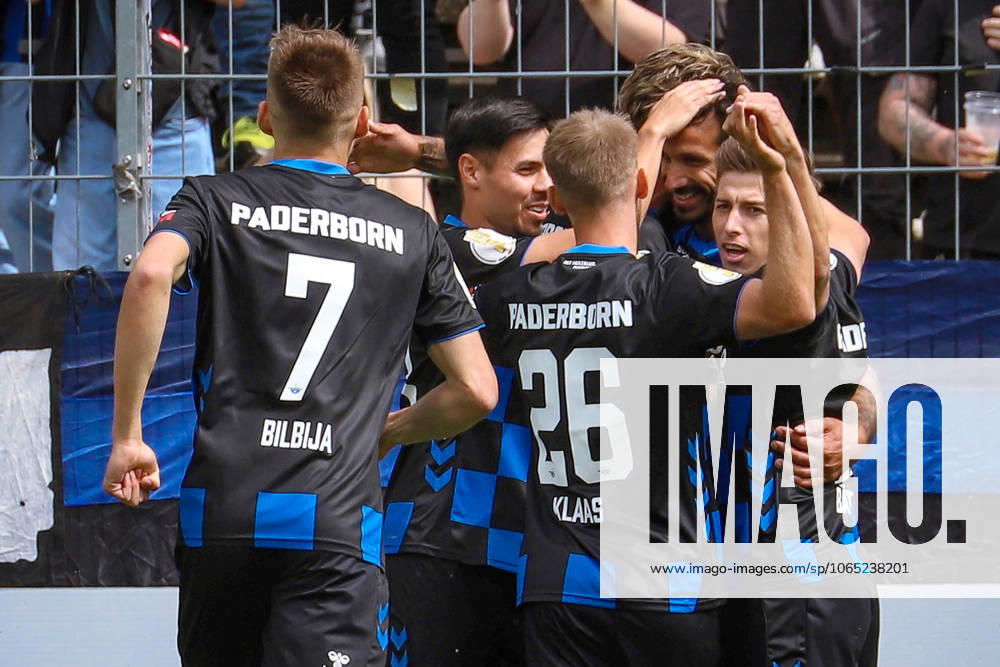 Fußball, DFB-Pokal 1. Runde, Viktoria Köln - SC Paderborn 07, Sportpark Höhenberg Saison 2025 2026: Torjubel der Paderborner Mannschaft nach dem Tor zum 0:1 durch Adriano Grimaldi (SC Paderborn 39) NRW Deutschland DFB regulations prohibit any use of photographs as image sequences and or quasi-video. Nordrhein-Westfalen Deutschland