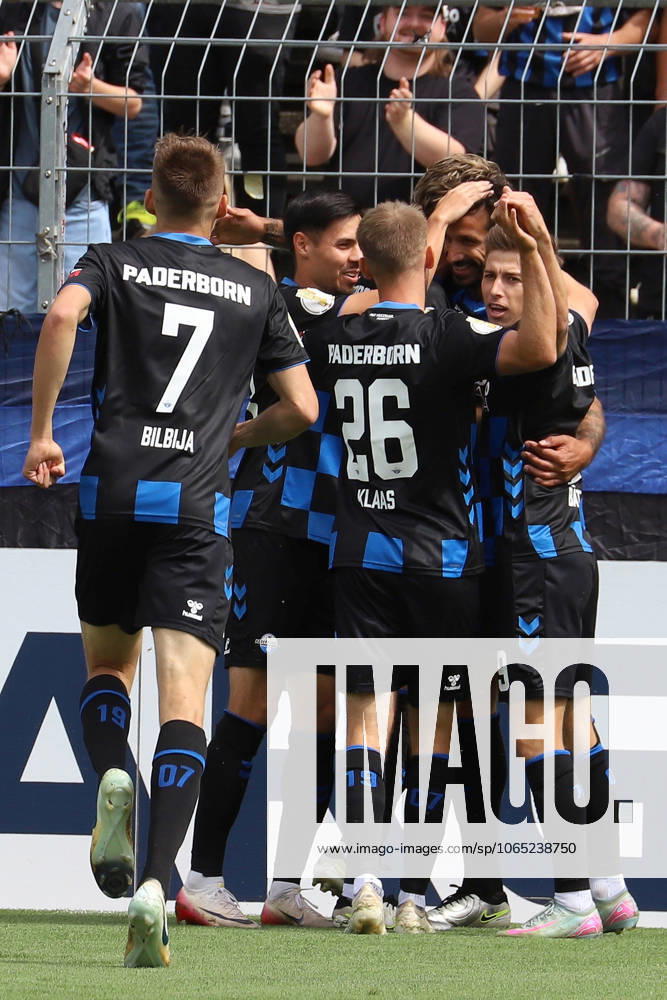 Fußball, DFB-Pokal 1. Runde, Viktoria Köln - SC Paderborn 07, Sportpark Höhenberg Saison 2025 2026: Torjubel der Paderborner Mannschaft nach dem Tor zum 0:1 durch Adriano Grimaldi (SC Paderborn 39) NRW Deutschland DFB regulations prohibit any use of photographs as image sequences and or quasi-video. Nordrhein-Westfalen Deutschland