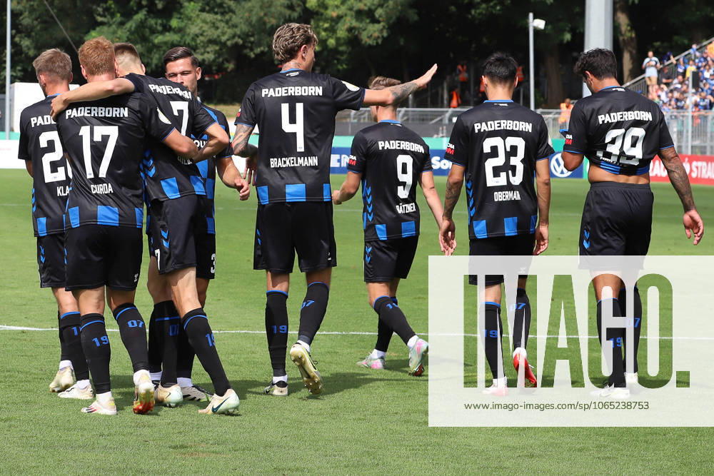 Fußball, DFB-Pokal 1. Runde, Viktoria Köln - SC Paderborn 07, Sportpark Höhenberg Saison 2025 2026: Torjubel der Paderborner Mannschaft nach dem Tor zum 0:3 durch Filip Bilbija (SC Paderborn 07) NRW Deutschland DFB regulations prohibit any use of photographs as image sequences and or quasi-video. Nordrhein-Westfalen Deutschland