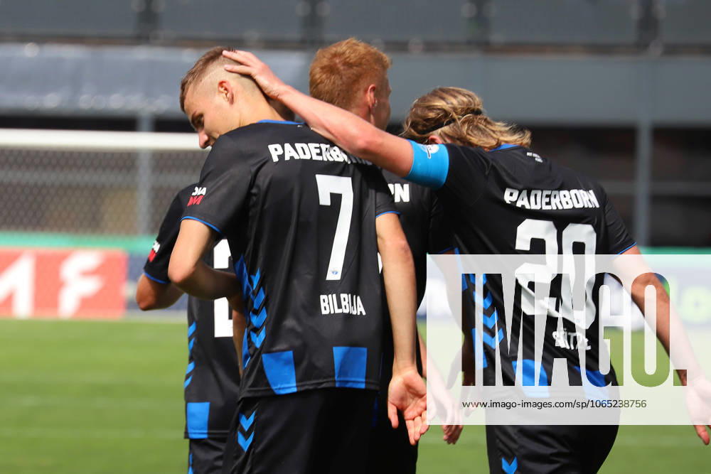 Fußball, DFB-Pokal 1. Runde, Viktoria Köln - SC Paderborn 07, Sportpark Höhenberg Saison 2025 2026: Torjubel der Paderborner Mannschaft nach dem Tor zum 0:3 durch Filip Bilbija (SC Paderborn 07) NRW Deutschland DFB regulations prohibit any use of photographs as image sequences and or quasi-video. Nordrhein-Westfalen Deutschland