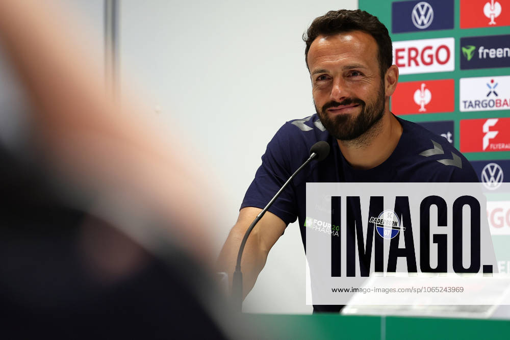 Fussball DFB Pokal 1.Runde, Viktoria Koeln - SC Paderborn 07 v.l. Ralf Kettemann Trainer (SC Paderborn 07) Pressekonferenz nach dem Spiel Koeln
