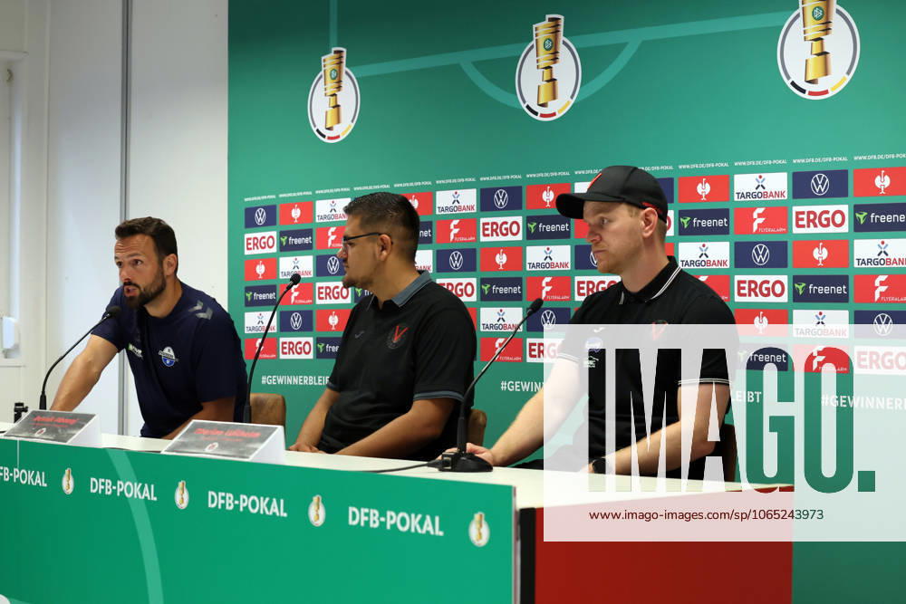 Fussball DFB Pokal 1.Runde, Viktoria Koeln - SC Paderborn 07 v.l. Ralf Kettemann Trainer (SC Paderborn 07) Pressekonferenz nach dem Spiel Marian Wilhelm Trainer (FC Viktoria Koeln) Koeln