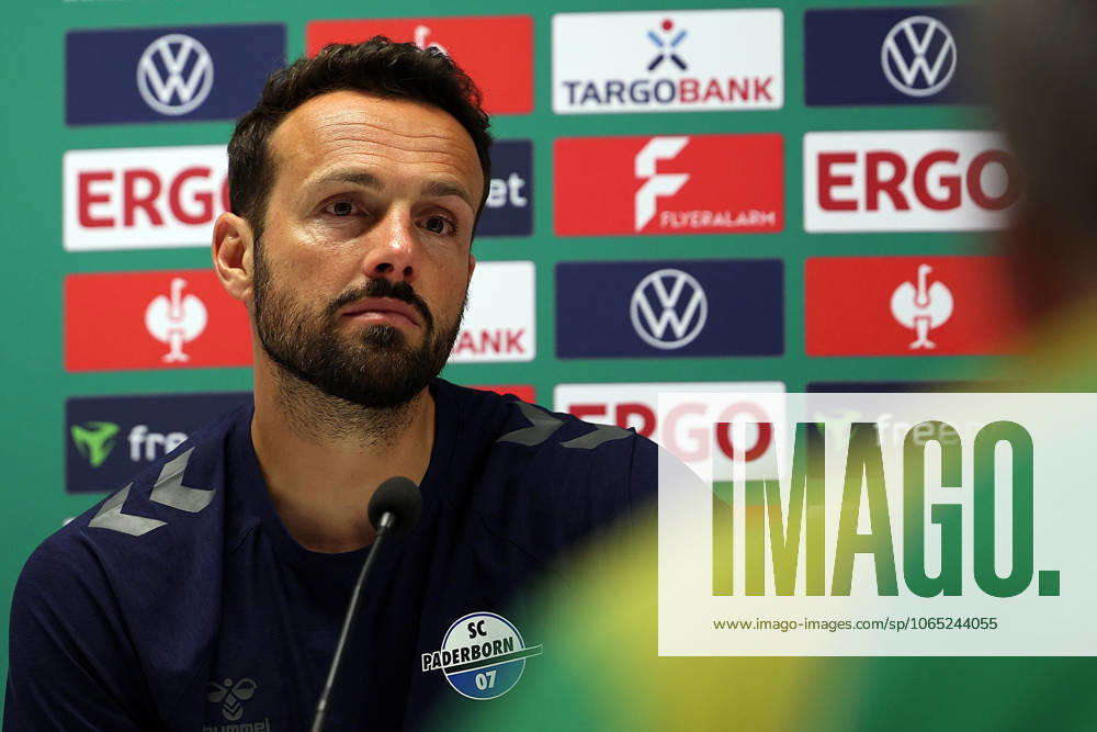 Fussball DFB Pokal 1.Runde, Viktoria Koeln - SC Paderborn 07 v.l. Ralf Kettemann Trainer (SC Paderborn 07) Pressekonferenz nach dem Spiel Koeln