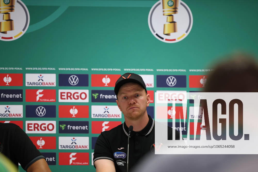 Fussball DFB Pokal 1.Runde, Viktoria Koeln - SC Paderborn 07 v.l. Marian Wilhelm Trainer (FC Viktoria Koeln) Pressekonferenz Koeln