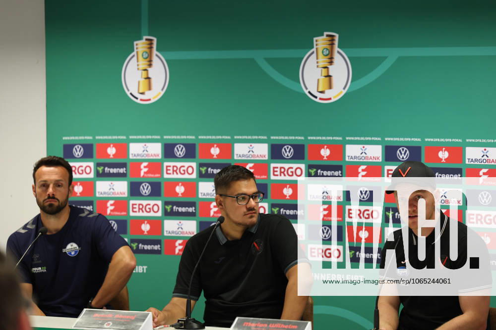 Fussball DFB Pokal 1.Runde, Viktoria Koeln - SC Paderborn 07 v.l. Ralf Kettemann Trainer (SC Paderborn 07) Pressekonferenz nach dem Spiel Marian Wilhelm Trainer (FC Viktoria Koeln) Koeln