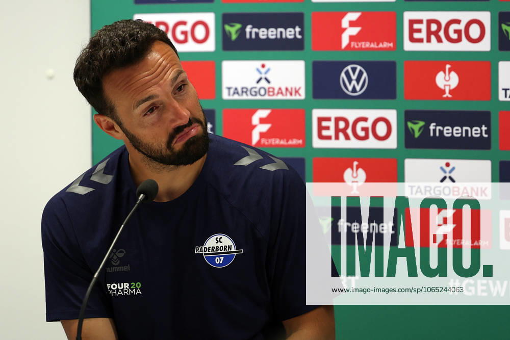 Fussball DFB Pokal 1.Runde, Viktoria Koeln - SC Paderborn 07 v.l. Ralf Kettemann Trainer (SC Paderborn 07) Pressekonferenz nach dem Spiel Koeln
