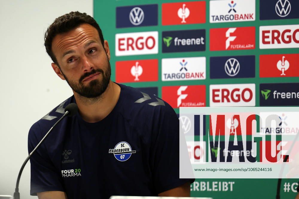 Fussball DFB Pokal 1.Runde, Viktoria Koeln - SC Paderborn 07 v.l. Ralf Kettemann Trainer (SC Paderborn 07) Pressekonferenz nach dem Spiel Koeln