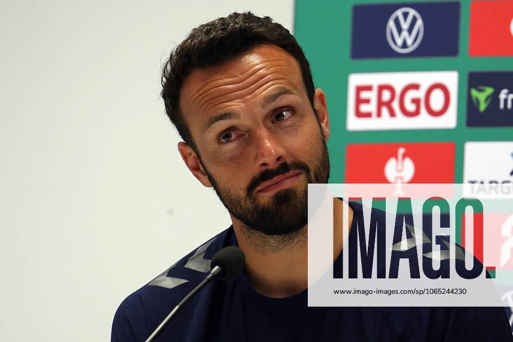 Fussball DFB Pokal 1.Runde, Viktoria Koeln - SC Paderborn 07 v.l. Ralf Kettemann Trainer (SC Paderborn 07) Pressekonferenz nach dem Spiel Koeln