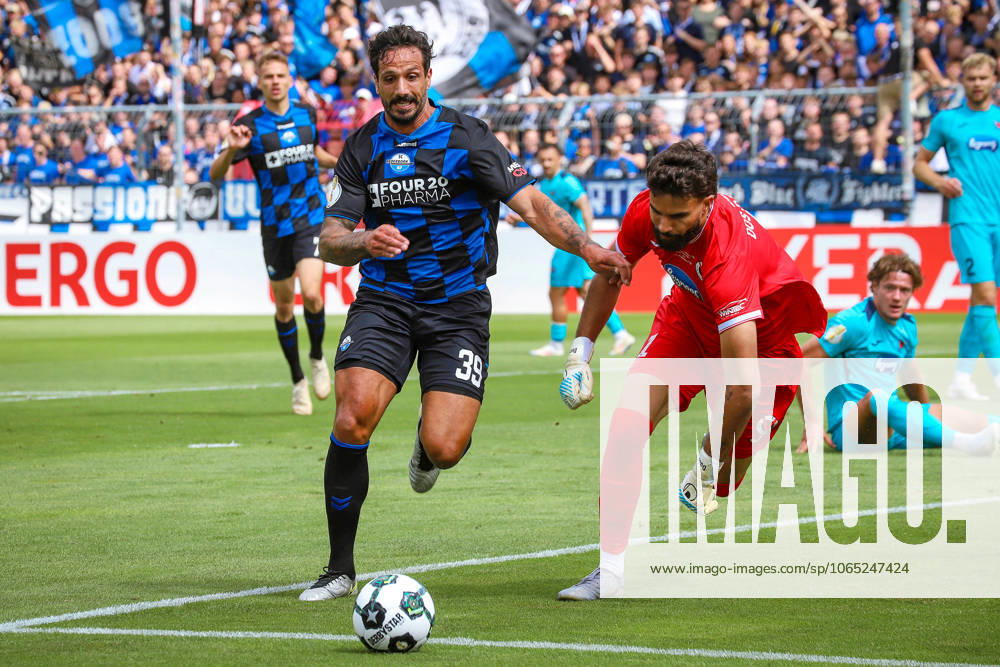 Fußball, DFB-Pokal 1. Runde, Viktoria Köln - SC Paderborn 07, Sportpark Höhenberg Saison 2025 2026: Adriano Grimaldi (SC Paderborn 39) im Zweikampf gegen Eduardo Dos Santos Haesler (Viktoria Köln 01) NRW Deutschland DFB regulations prohibit any use of photographs as image sequences and or quasi-video. Nordrhein-Westfalen Deutschland