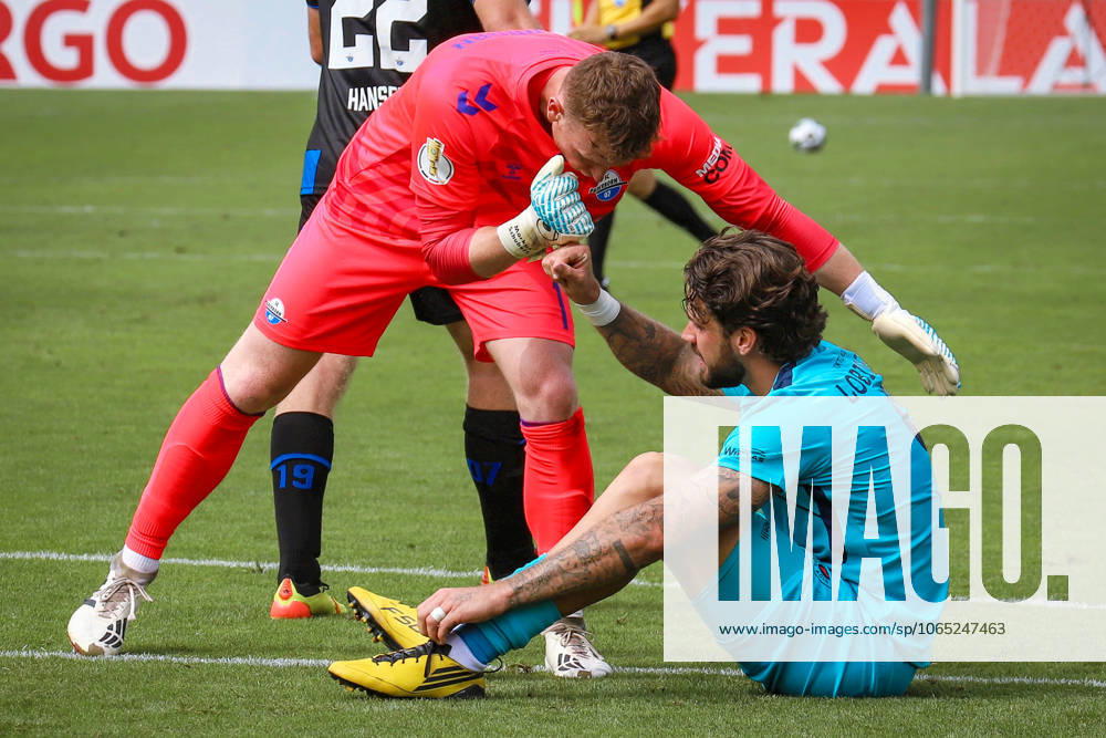 Fußball, DFB-Pokal 1. Runde, Viktoria Köln - SC Paderborn 07, Sportpark Höhenberg Saison 2025 2026: Markus Schubert (SC Paderborn 01) tröstet den enttäuschten Lex-Tyger Lobinger (Viktoria Köln 09) NRW Deutschland DFB regulations prohibit any use of photographs as image sequences and or quasi-video. Nordrhein-Westfalen Deutschland