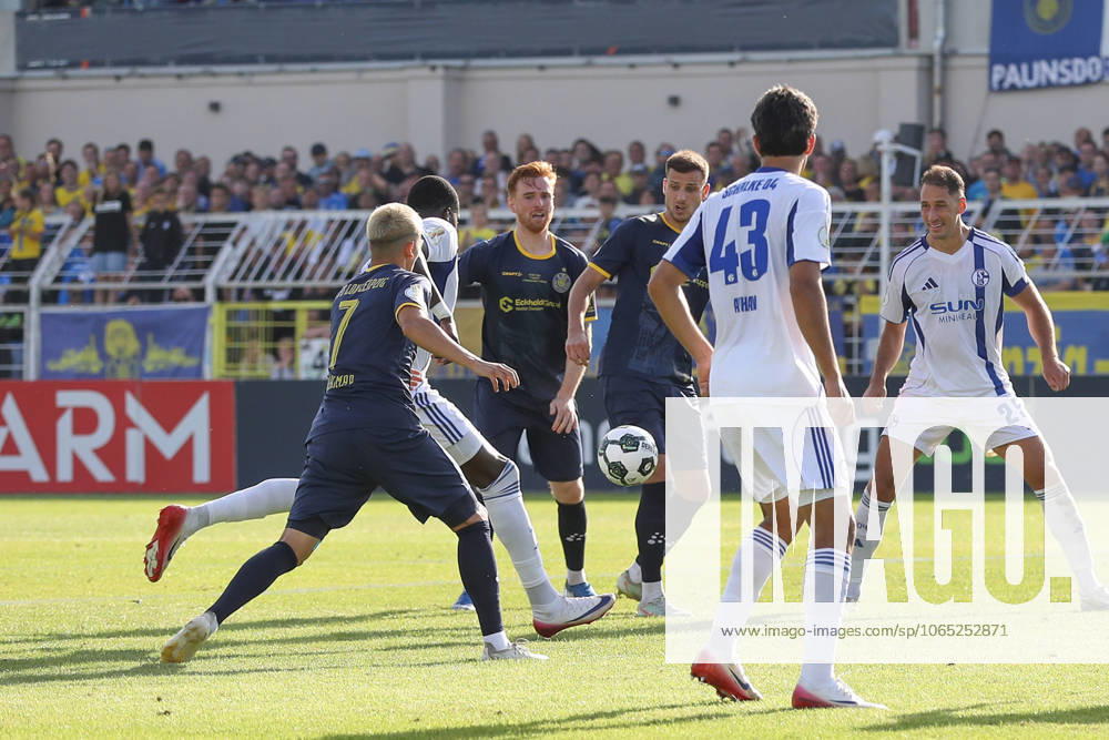Fussball DFB Pokal 1. Runde, 1. FC Lokomotive Leipzig - FC Schalke 04, v.l. Bryan Lasme (Schalke, 11) schiesst Tor, schießt, Torschuetze, erzielt Tor, Treffer, scores the goal 0:1 Leipzig