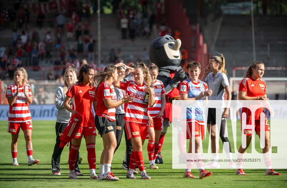Fußball, Frauen, Testspiel, Saison 2025 2026, 1. FC Union Berlin - Real Madrid, Union-Jubel nach dem Abpfiff, in der Mitte Oliver Burke (1. FC Union Berlin), 17.08. 2025,