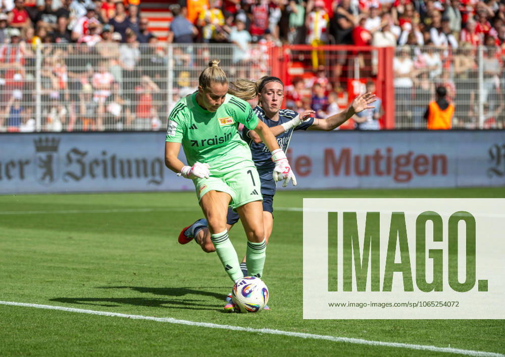 Fußball, Frauen, Testspiel, Saison 2025 2026, 1. FC Union Berlin - Real Madrid, v. l. Torfrau Cara Bösl (1. Frauen 1. FC Union), Eva Navarro (Real Madrid), 17.08. 2025,