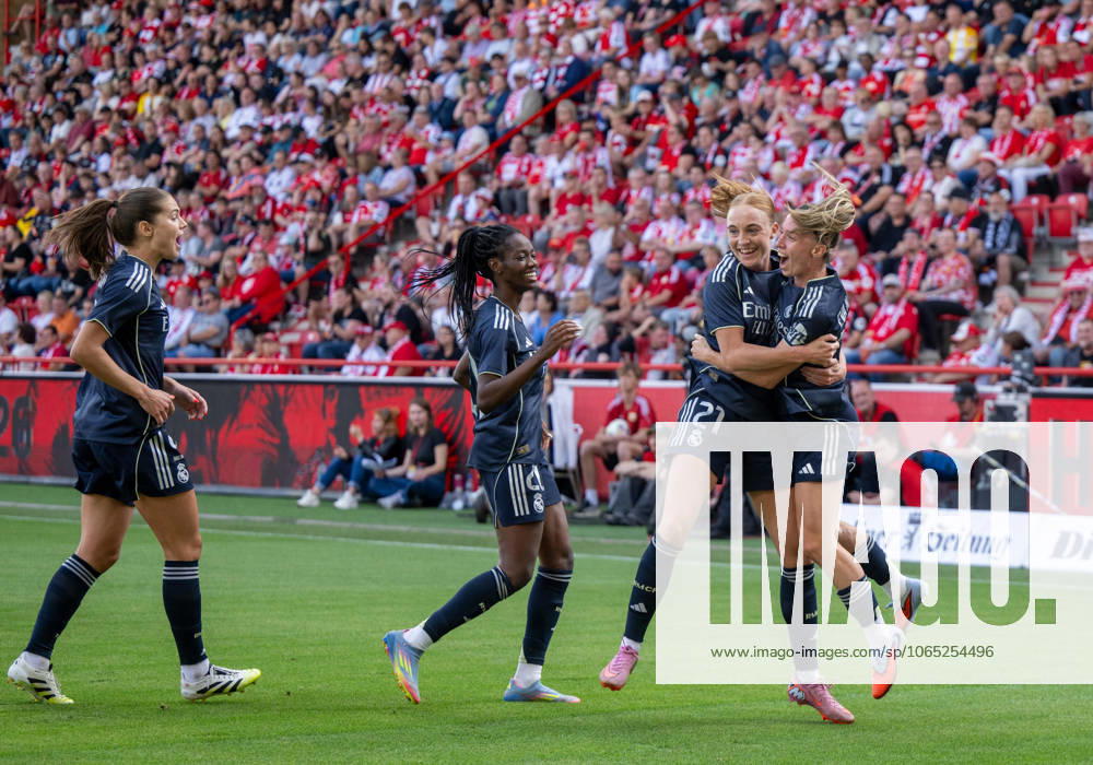 Fußball, Frauen, Testspiel, Saison 2025 2026, 1. FC Union Berlin - Real Madrid, v. l. Signe Bruun (Real Madrid), Naomie Feller (Real Madrid), Sara Holmgaard (Real Madrid) und Eva Navarro (Real Madrid), Jubel nach Tor zum 1:0, 17.08. 2025,